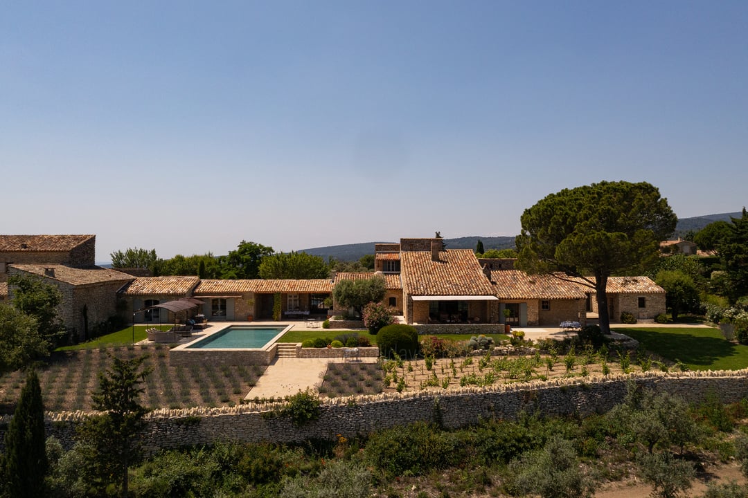 Luxurious Farmhouse with views over Gordes and the Luberon 4 - Mas de Bel Air: Villa: Exterior