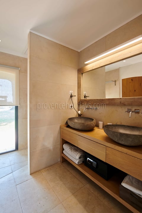 4 - Mas Spinelle: Villa: Bathroom