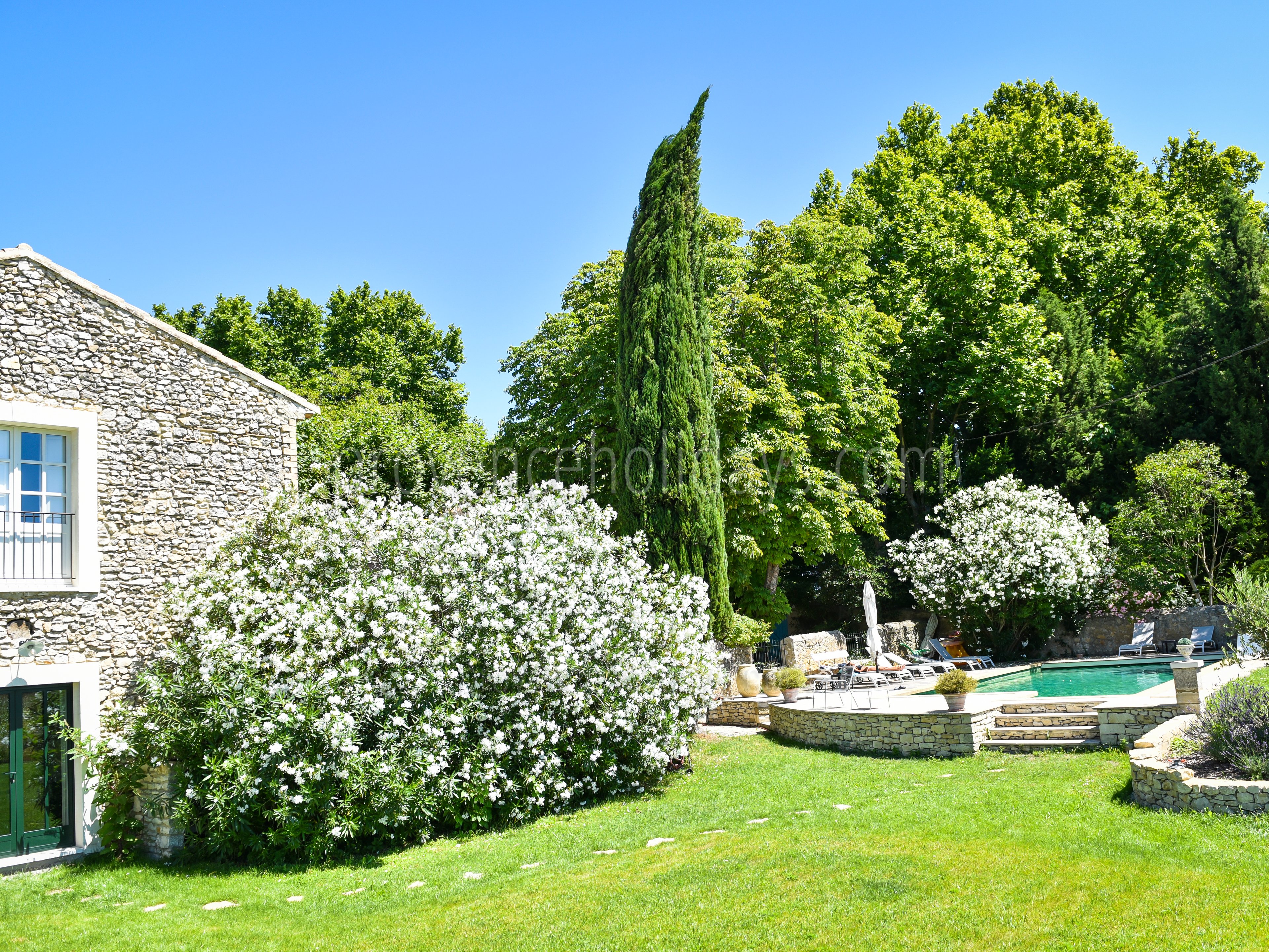 8 - Mas du Vaucluse: Villa: Exterior