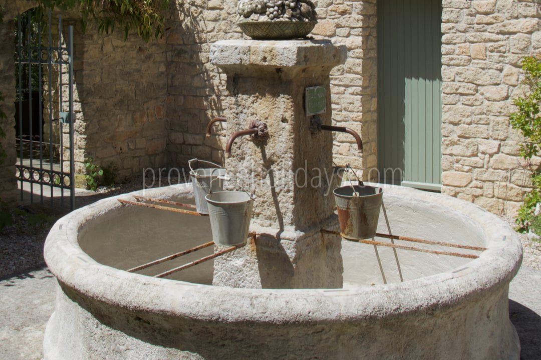76 - Mas des Collines du Luberon: Villa: Exterior
