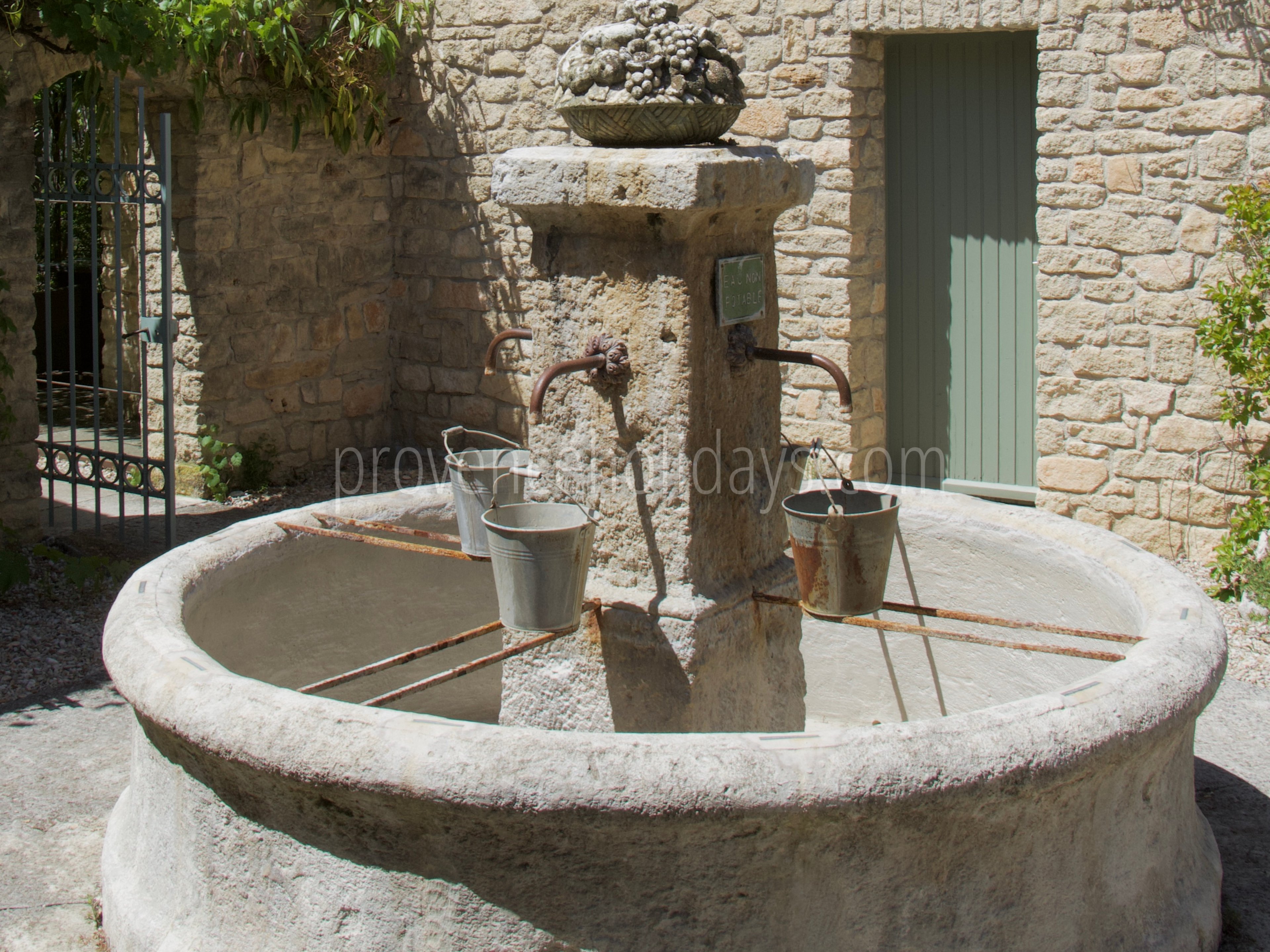 76 - Mas des Collines du Luberon: Villa: Exterior