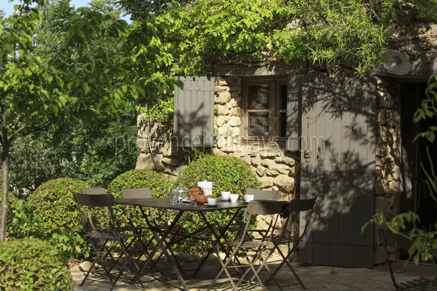 30 - Les Vues du Luberon: Villa: Exterior