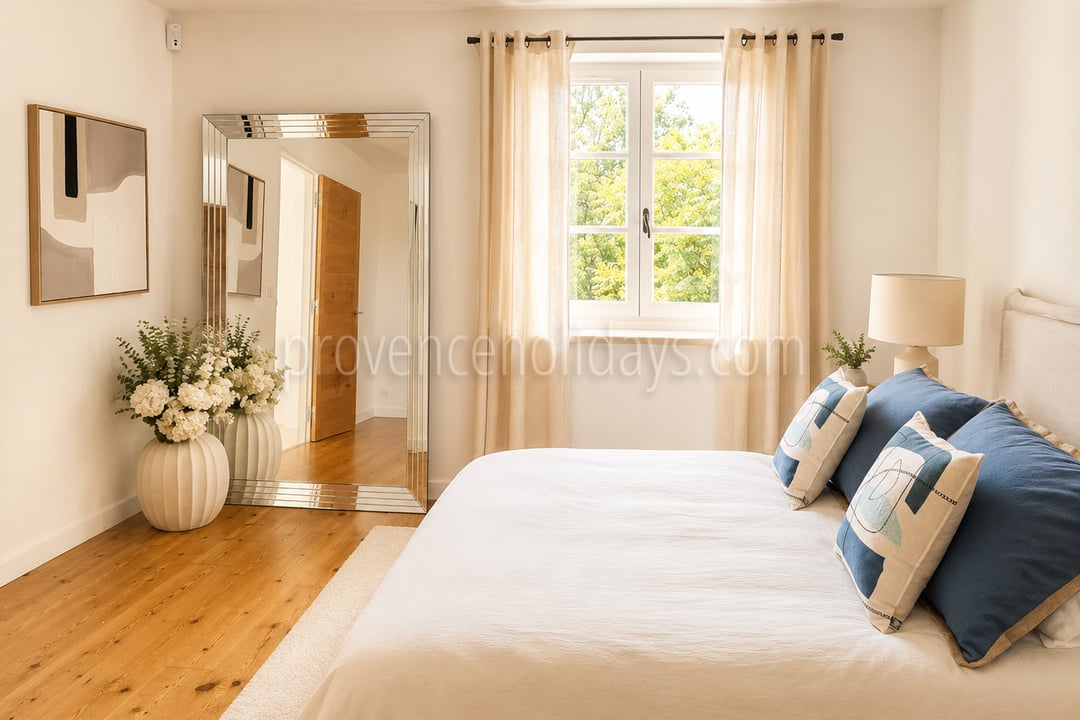 28 - Uitzonderlijke, gerenoveerde stenen boerderij: Villa: Bedroom