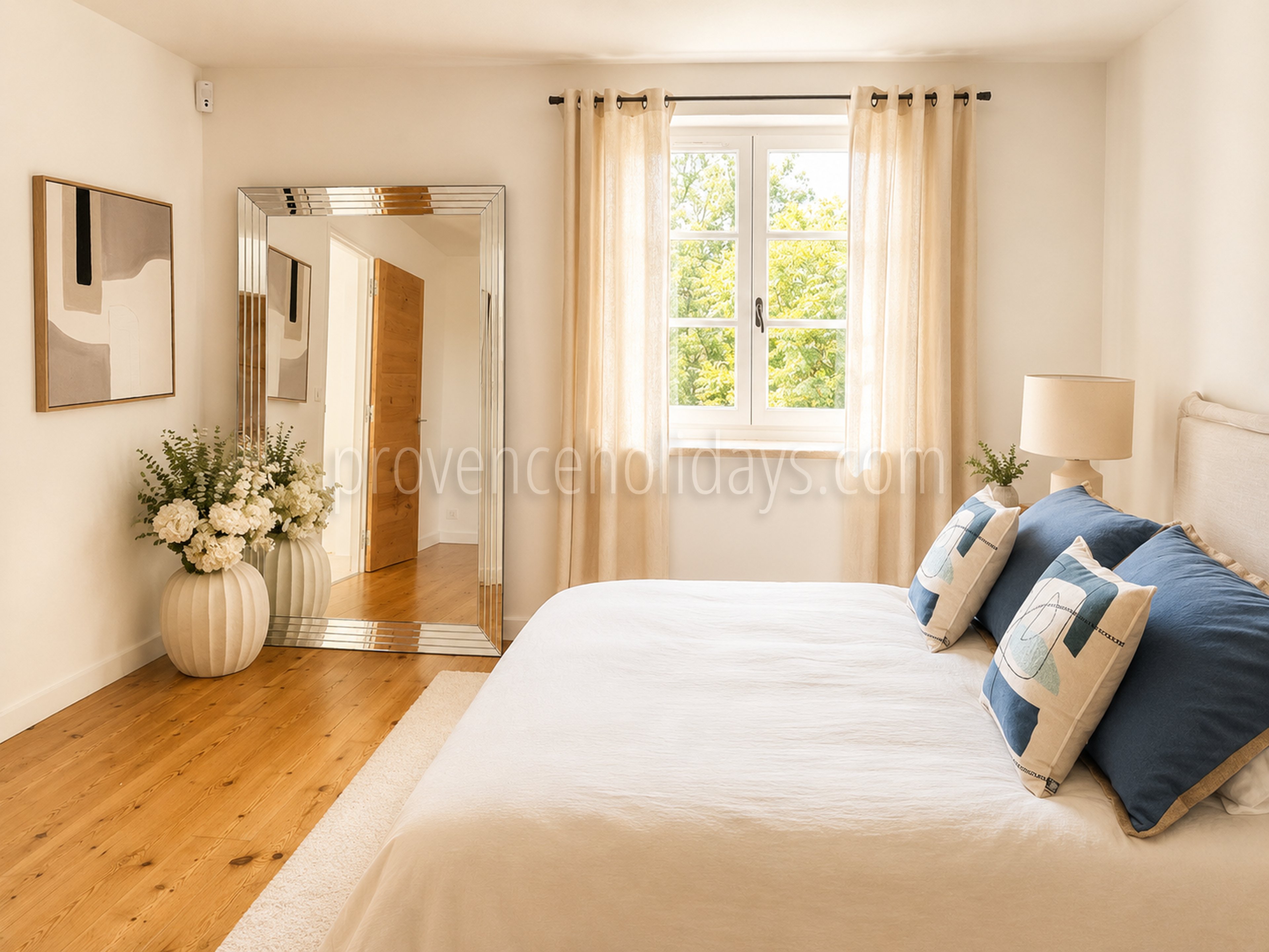 28 - Uitzonderlijke, gerenoveerde stenen boerderij: Villa: Bedroom