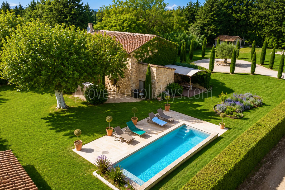 8 - Bauernhaus mit Blick auf den Luberon: Villa: Exterior