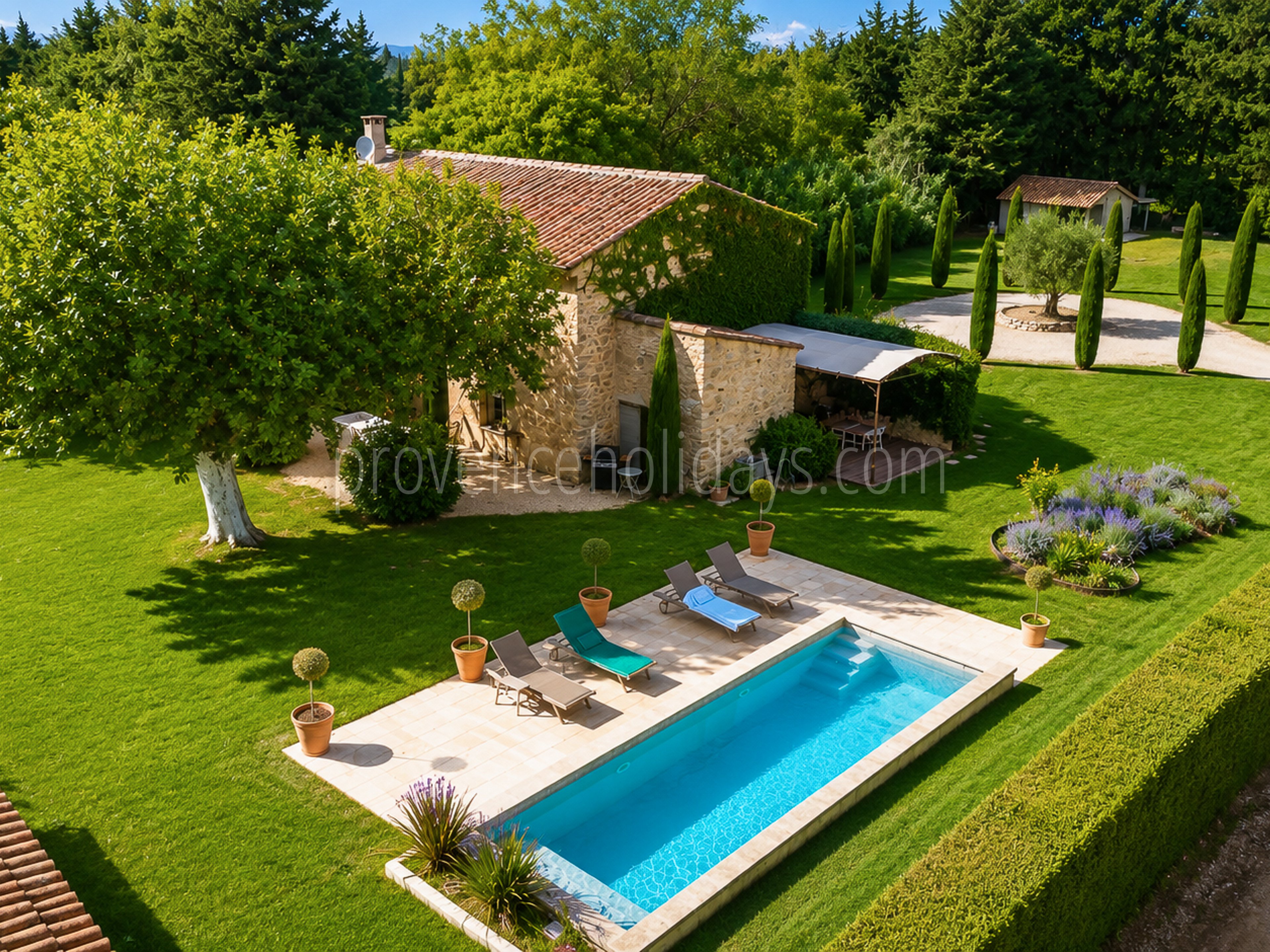 8 - Bauernhaus mit Blick auf den Luberon: Villa: Exterior