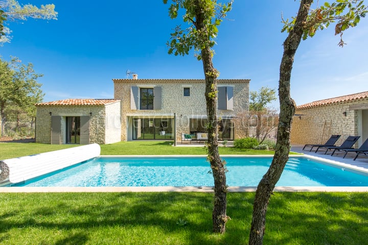 Contemporary elegance at the gates of Gordes