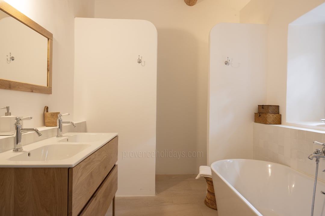 25 - Mas Les Gardiols: Villa: Bathroom