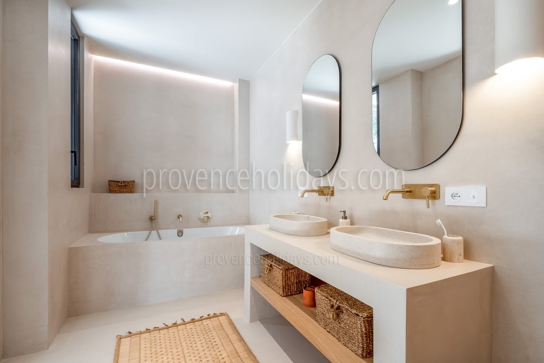 30 - Domaine de la Sorgue: Villa: Bathroom