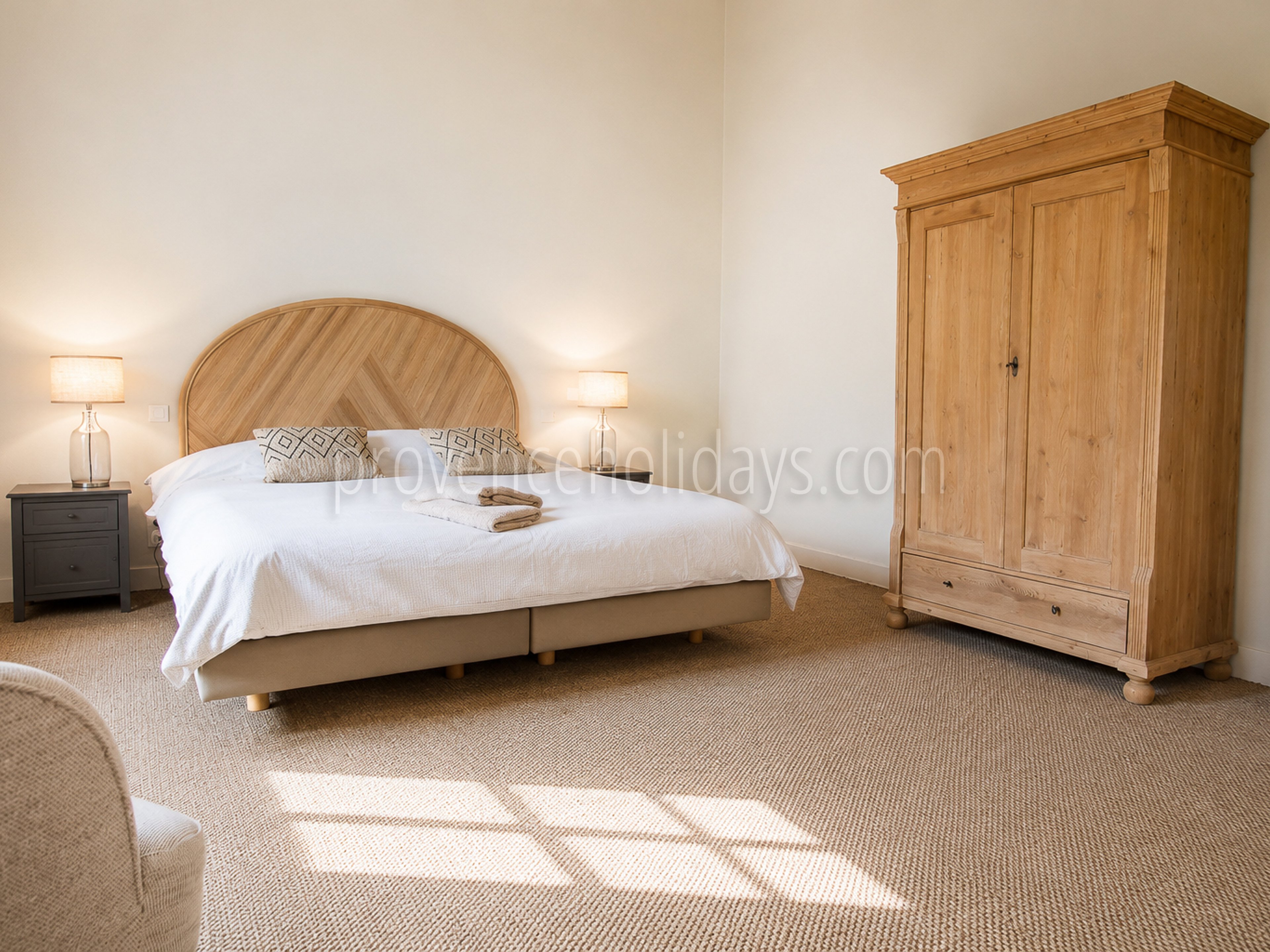 35 - Bauernhaus mit Blick auf den Luberon: Villa: Bedroom