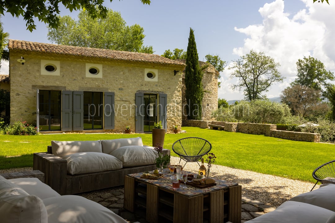 23 - Petite Bastide de Goult: Villa: Exterior