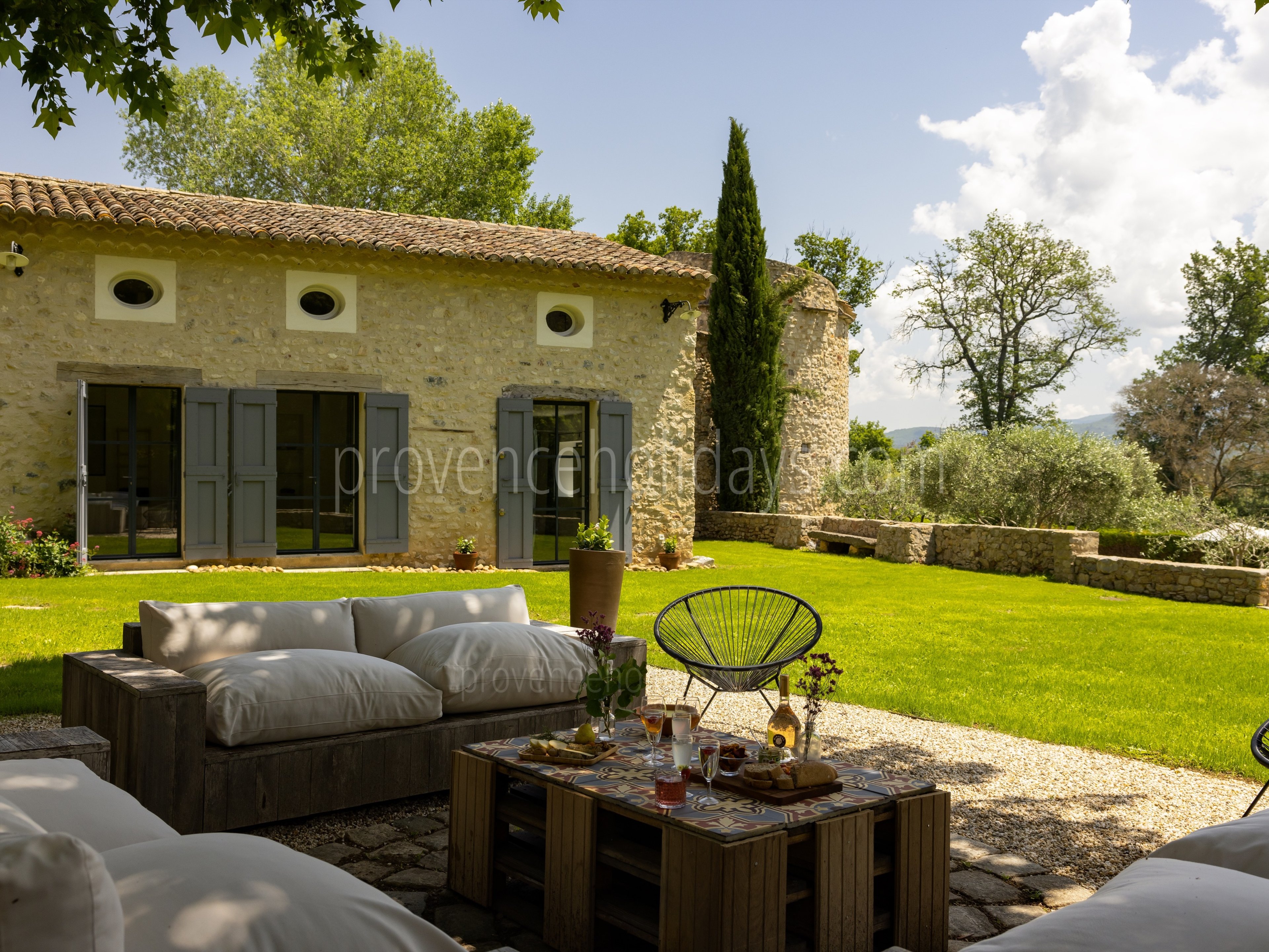23 - Petite Bastide de Goult: Villa: Exterior