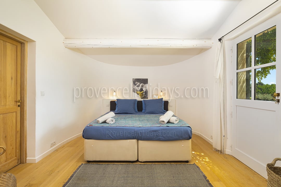 11 - Mas des Cyprès: Villa: Bedroom