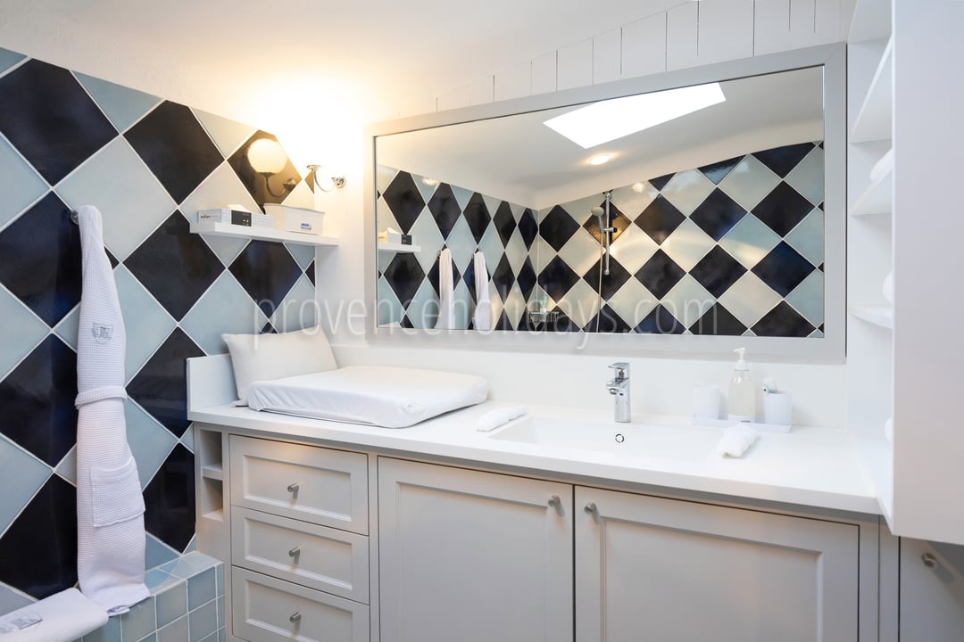 28 - Bastide Queen: Villa: Bathroom