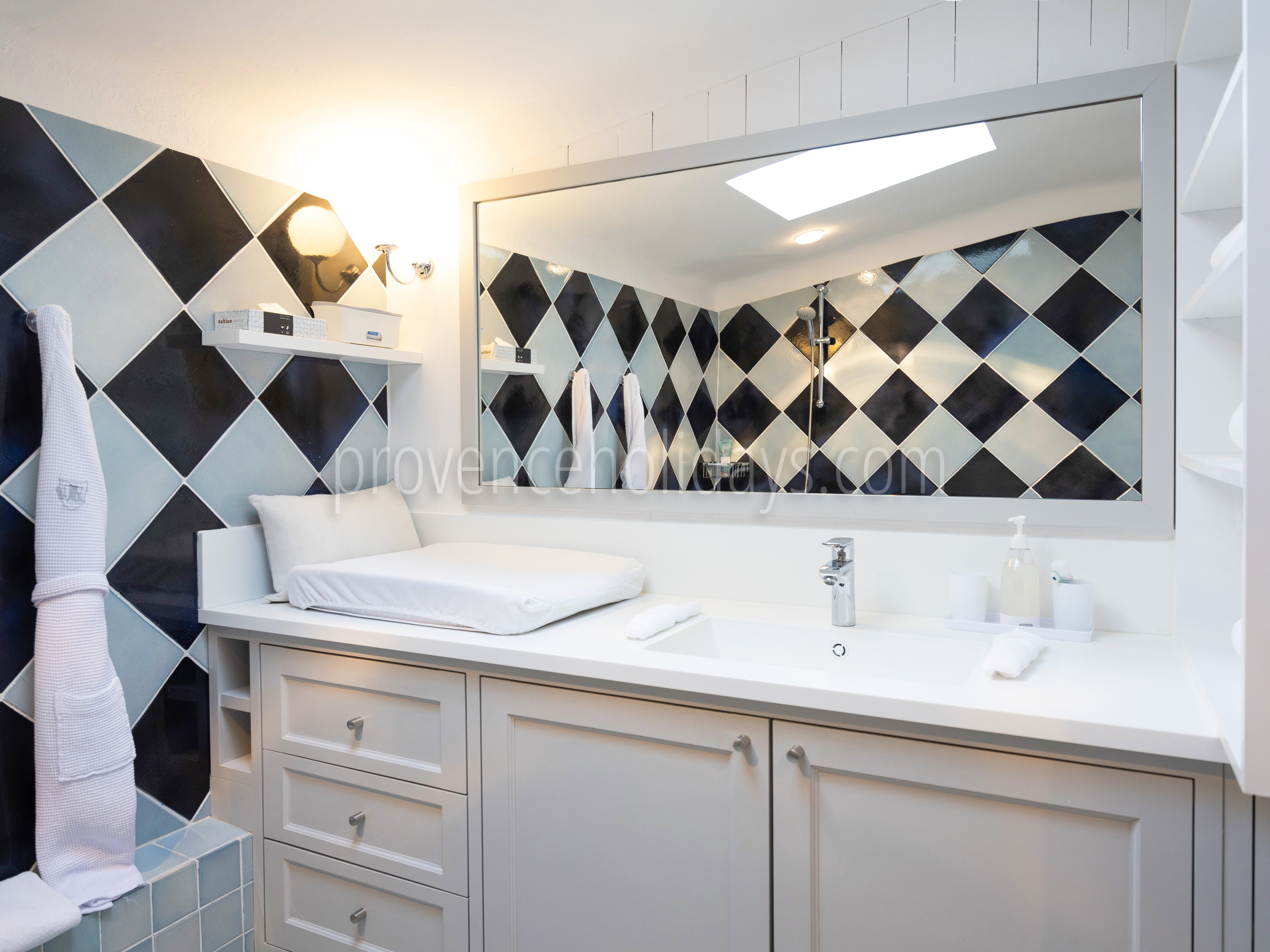28 - Bastide Queen: Villa: Bathroom