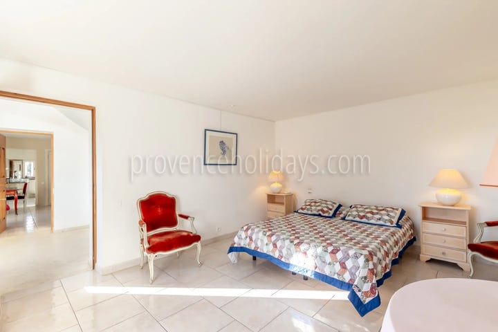 24 - Characterful mas in Vaison-la-Romaine: Villa: Bedroom