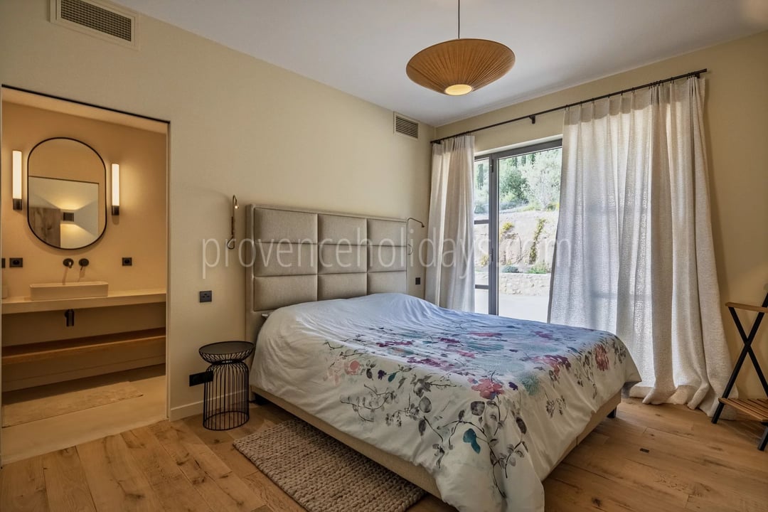 21 - Le Loup des Alpilles: Villa: Bedroom