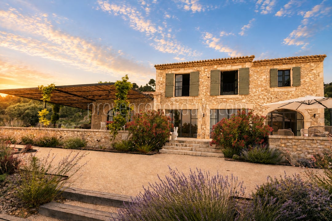 85 - Le Loup des Alpilles: Villa: Exterior
