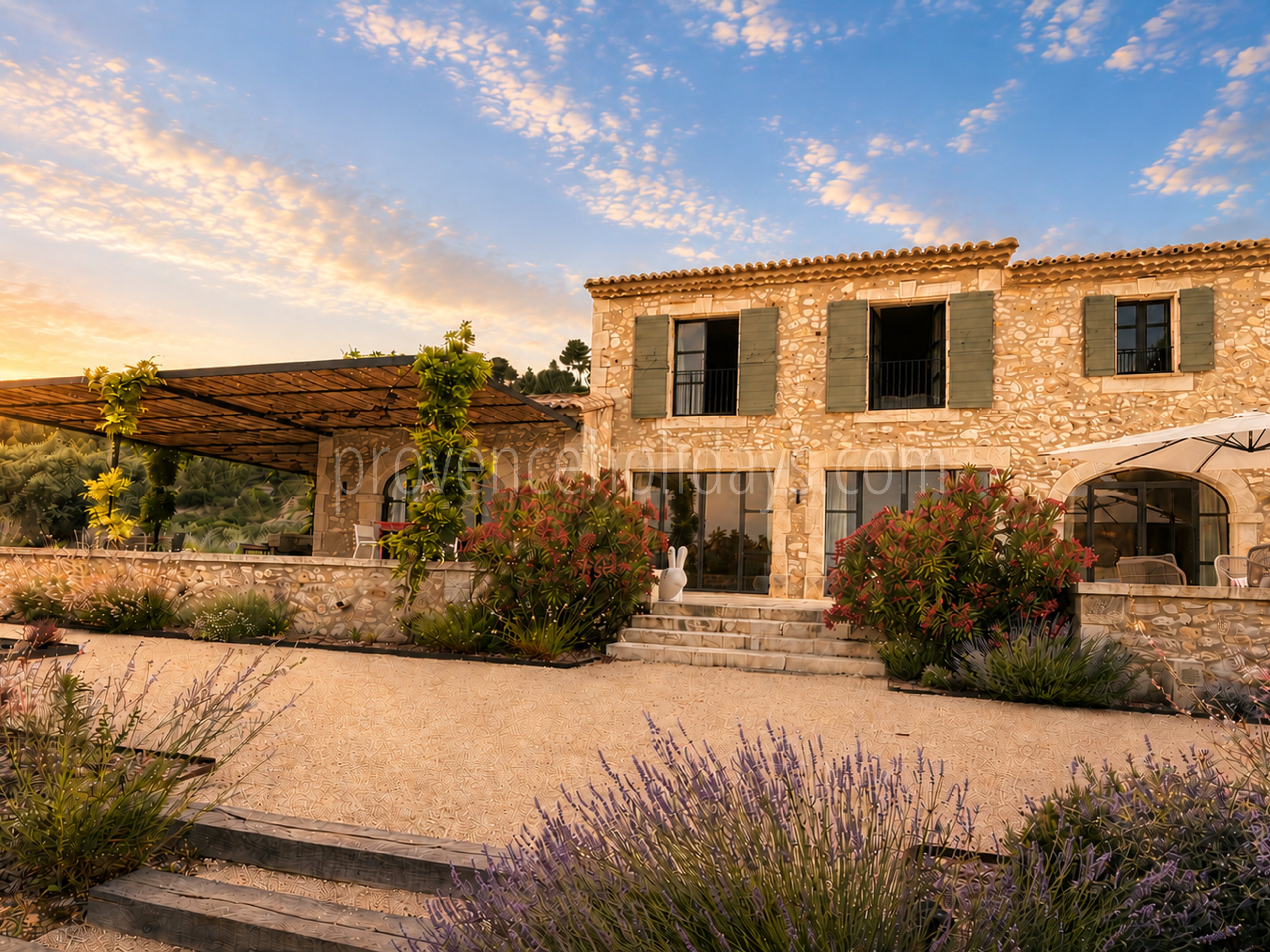 85 - Le Loup des Alpilles: Villa: Exterior
