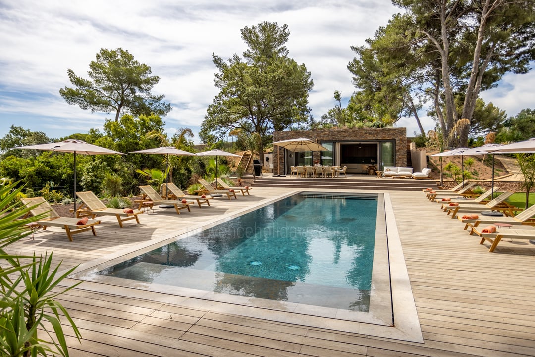 Ruime villa met poolhouse en panoramisch uitzicht op het Presqu'île de Giens en het strand van Almanarre