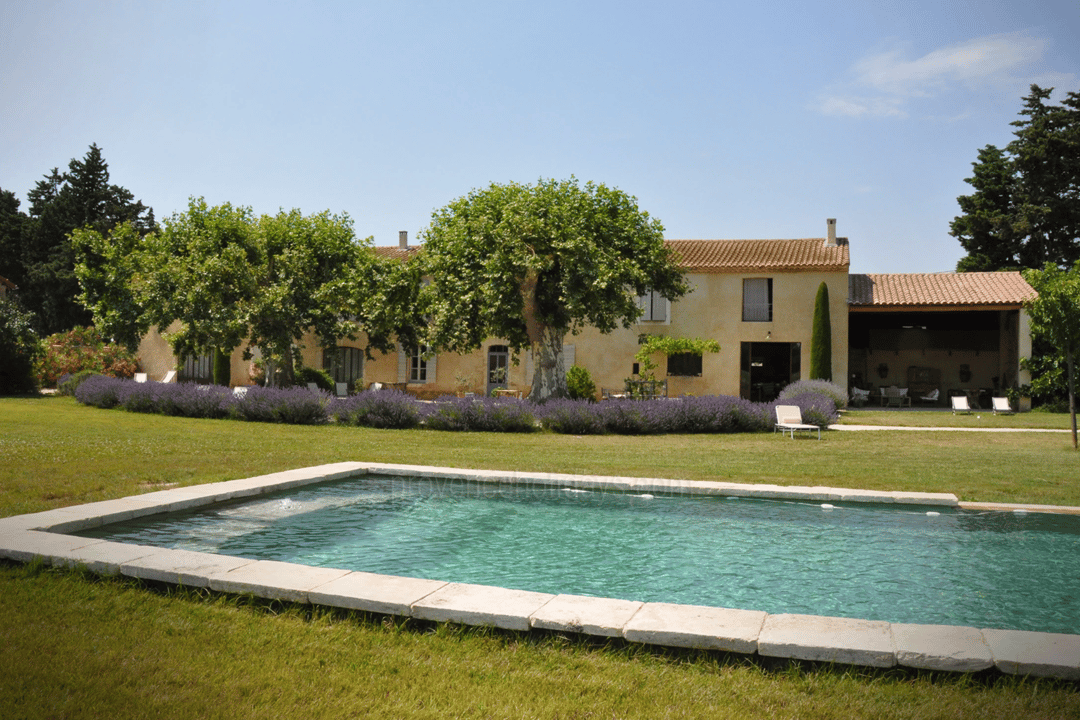 Beautiful farmhouse with an infinity pool in the Luberon