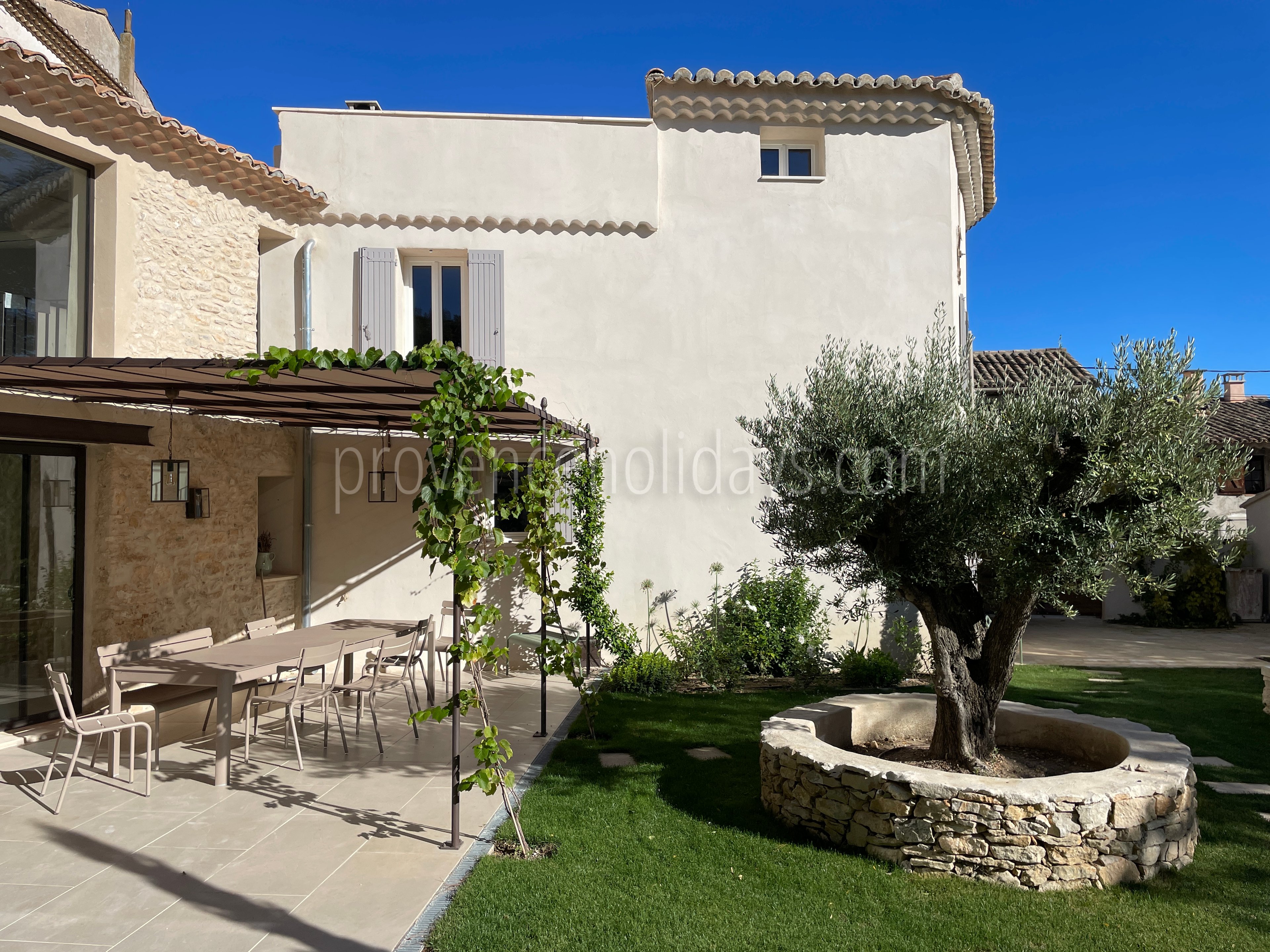 4 - Le Clos des Magnans: Villa: Exterior