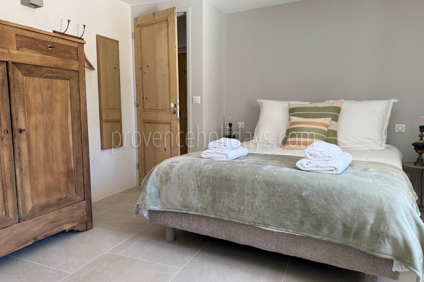 24 - Le Clos des Magnans: Villa: Bedroom