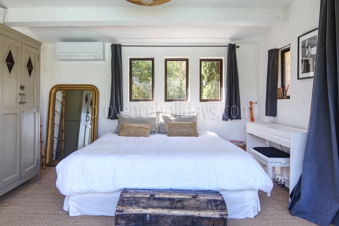 25 - Mas du Rosier: Villa: Bedroom