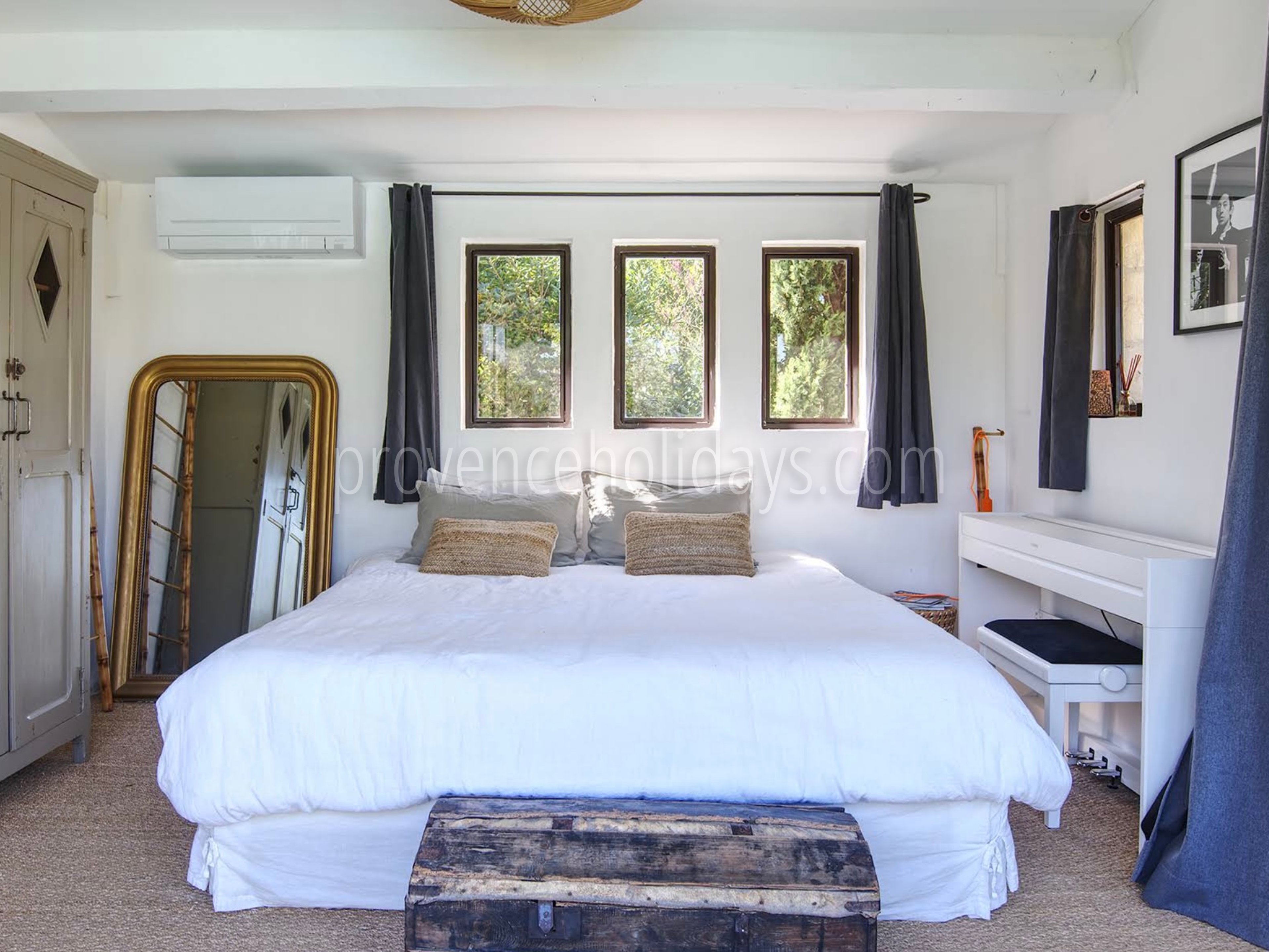 25 - Mas du Rosier: Villa: Bedroom