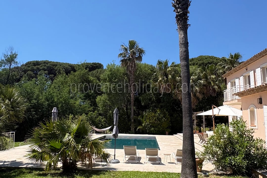 24 - Le Mas des Lys: Villa: Exterior