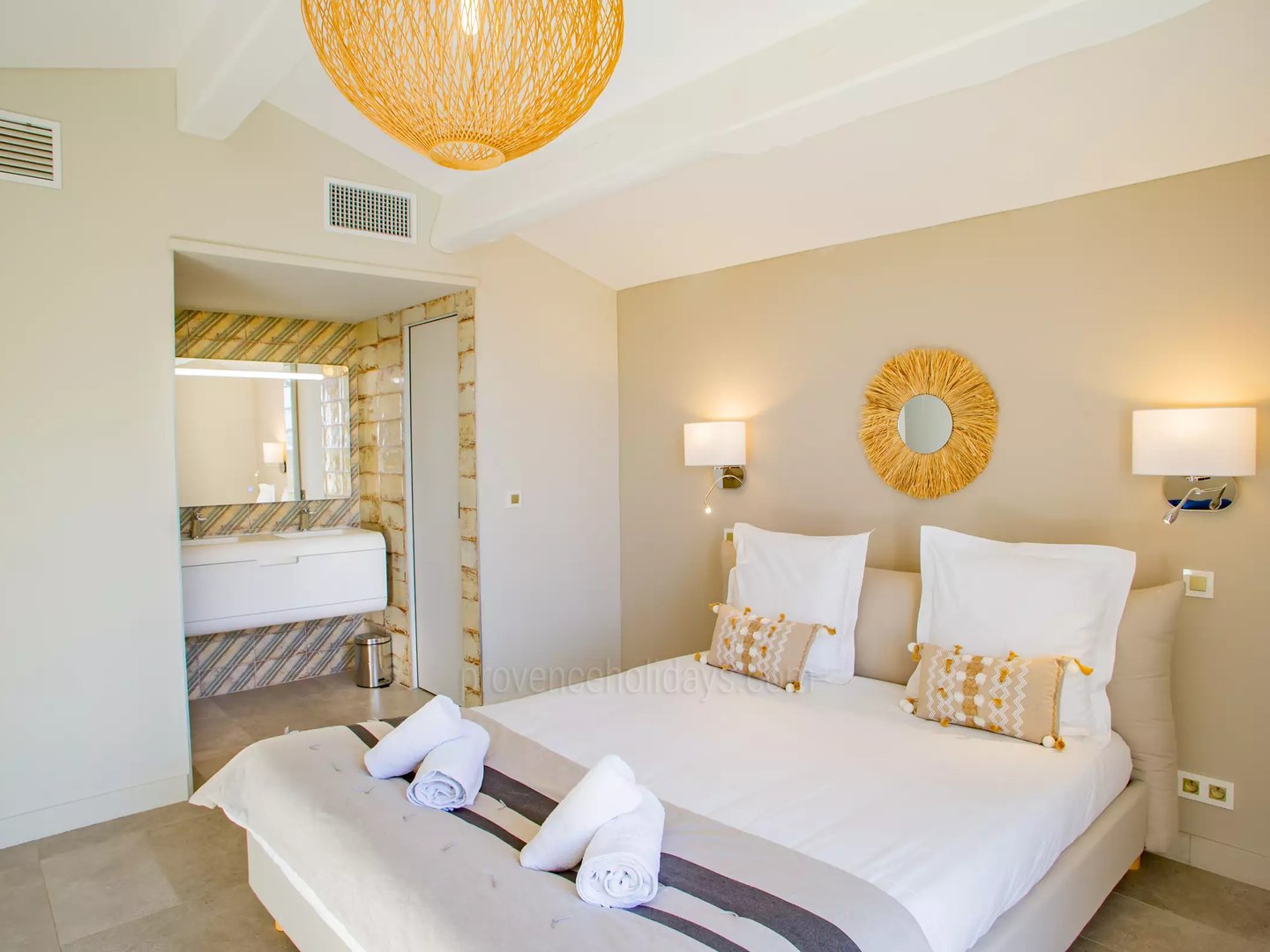 24 - Le Mas des Bories: Villa: Bedroom