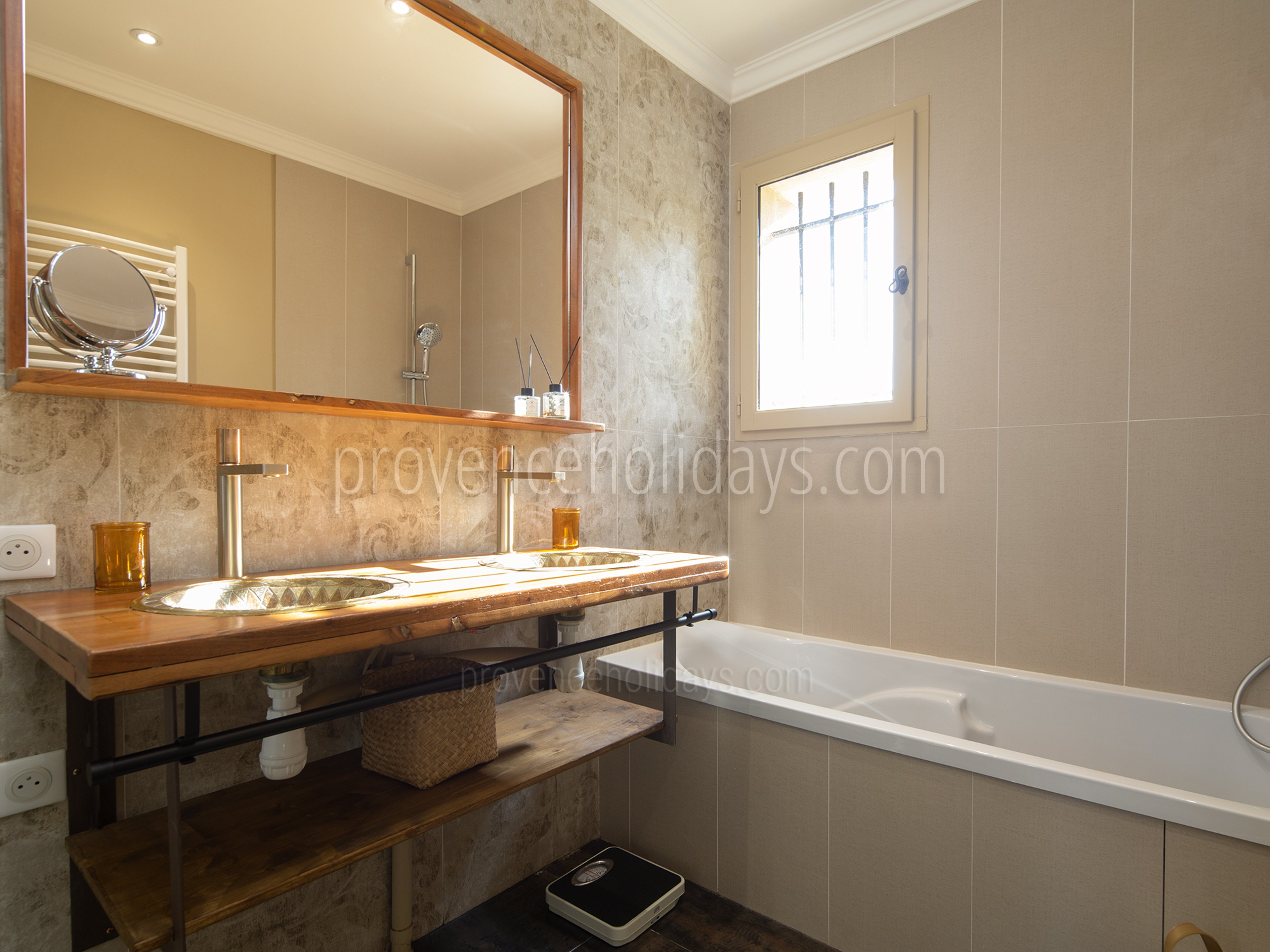 24 - Le Mas d\'Orgon: Villa: Bathroom