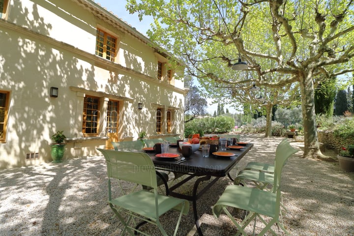 Farmhouse with heated swimming pool in St-Rémy-de-Provence