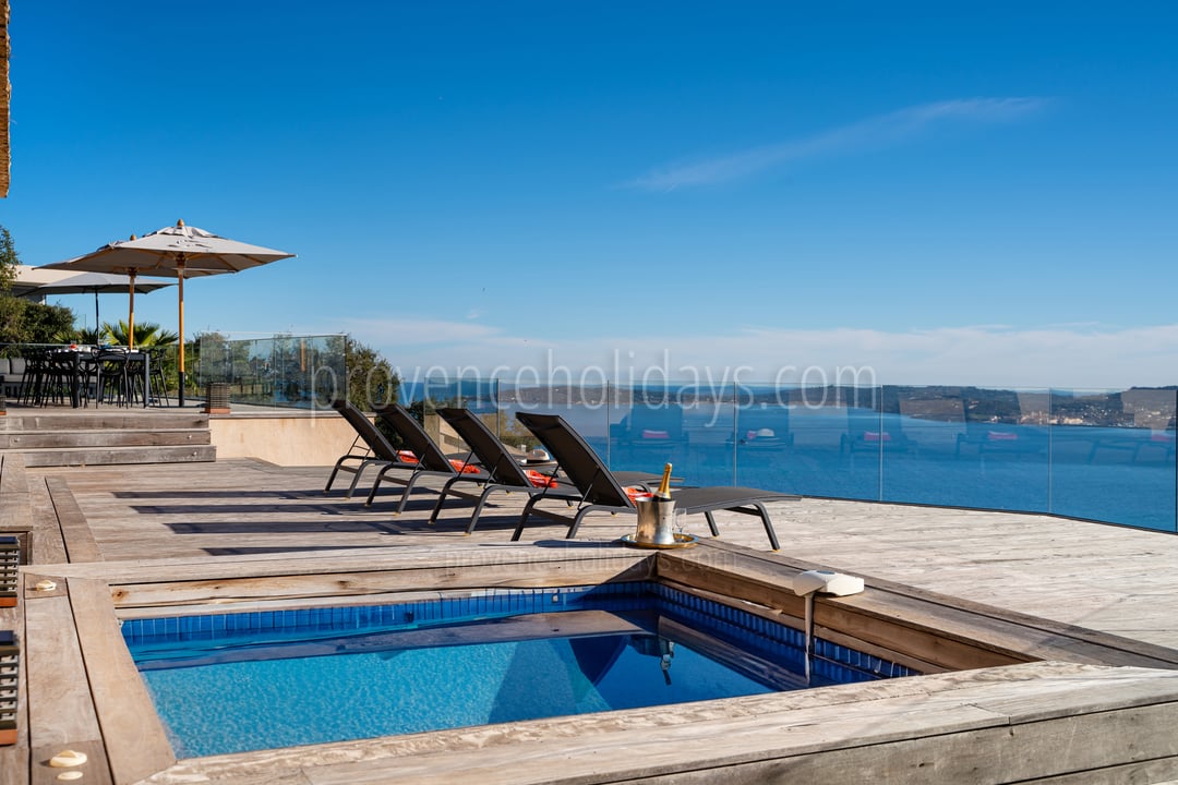 Eine außergewöhnliche Immobilie mit einem atemberaubenden Blick auf das Meer und den Golf, ideal für 12 Personen.