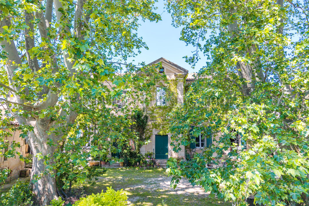 18th-century manor house in L’Isle-sur-la-Sorgue