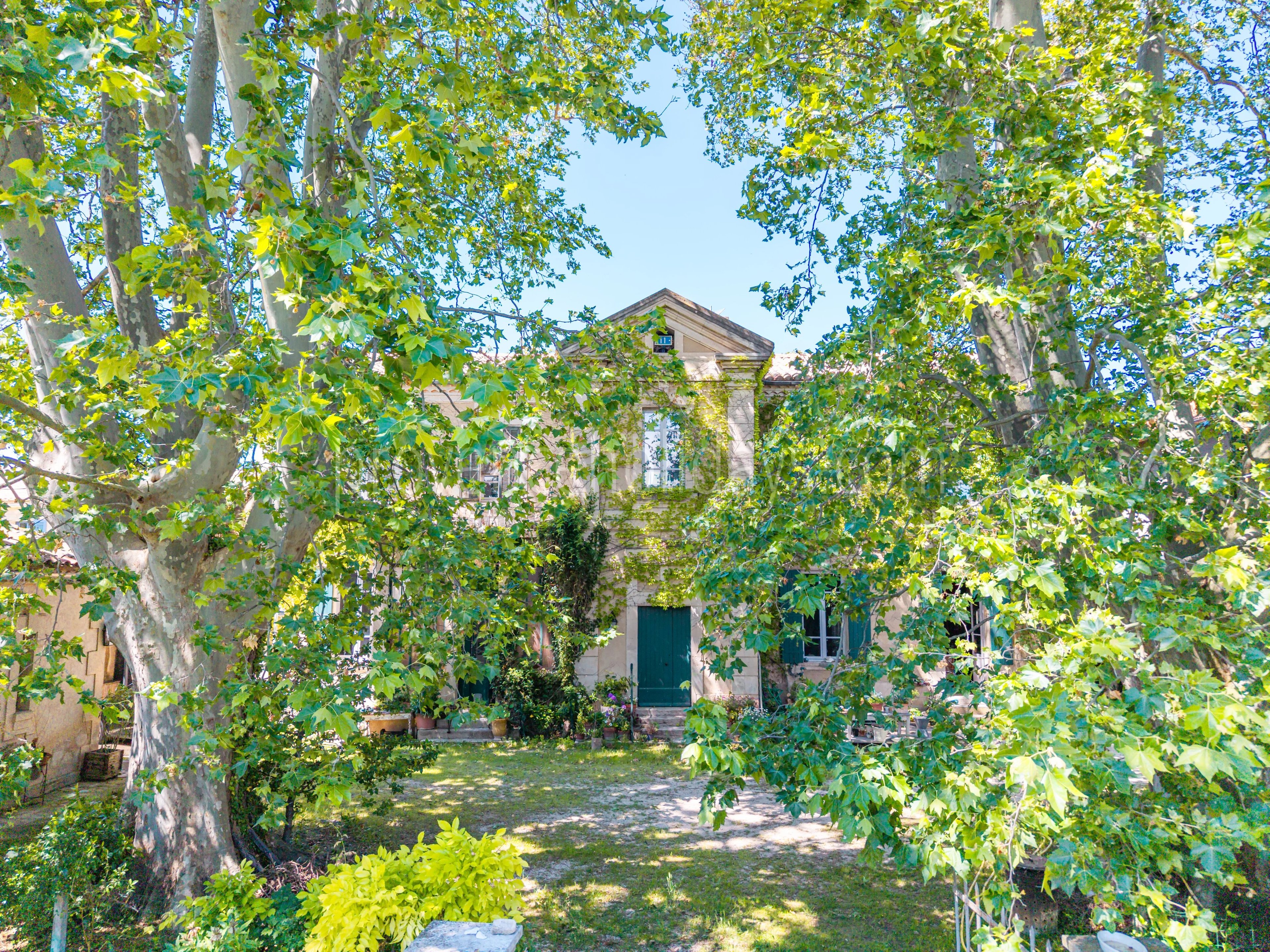 Bourgeois residence in L\'Isle-sur-la-Sorgue - 1