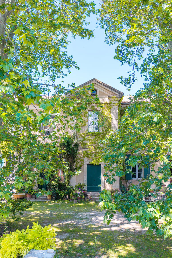 Bourgeois residence in L\'Isle-sur-la-Sorgue - 1