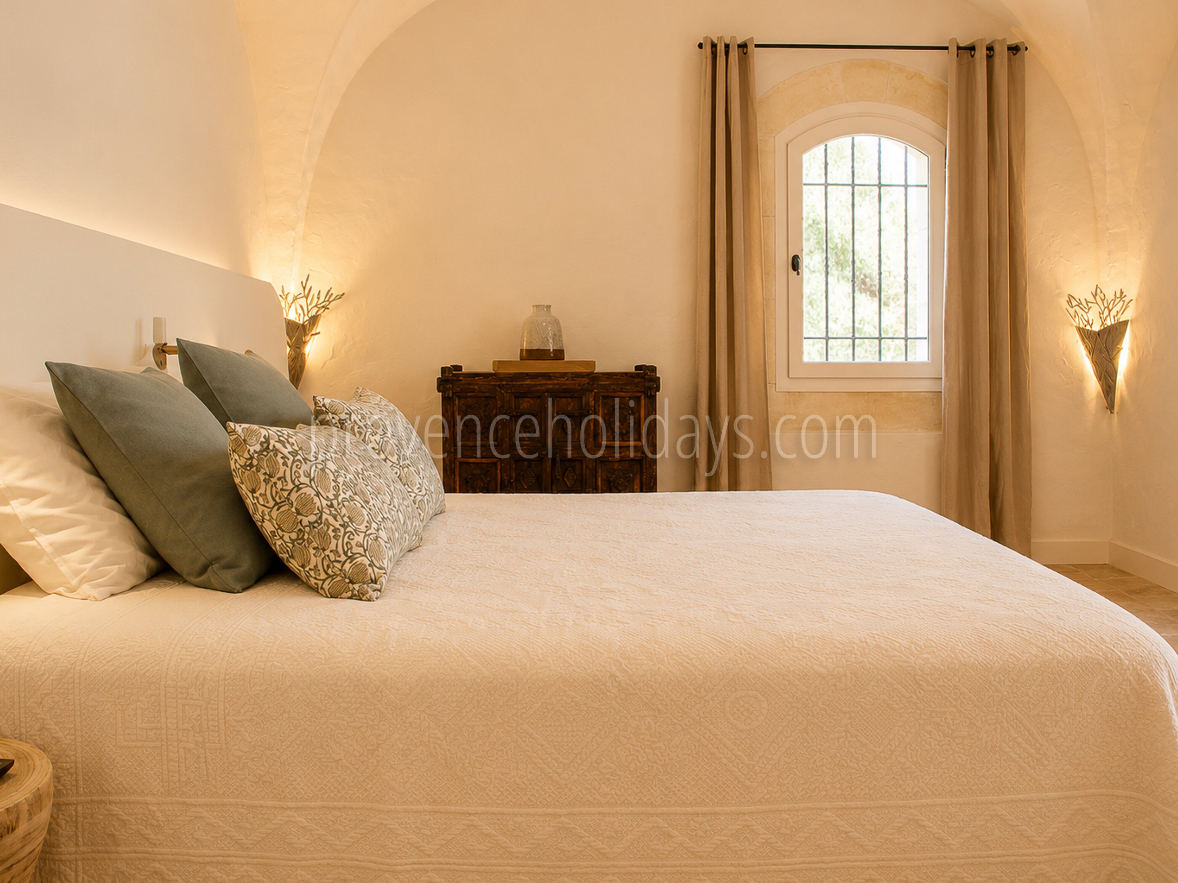 40 - Mas rénové à pied d\'Eygalières: Villa: Bedroom