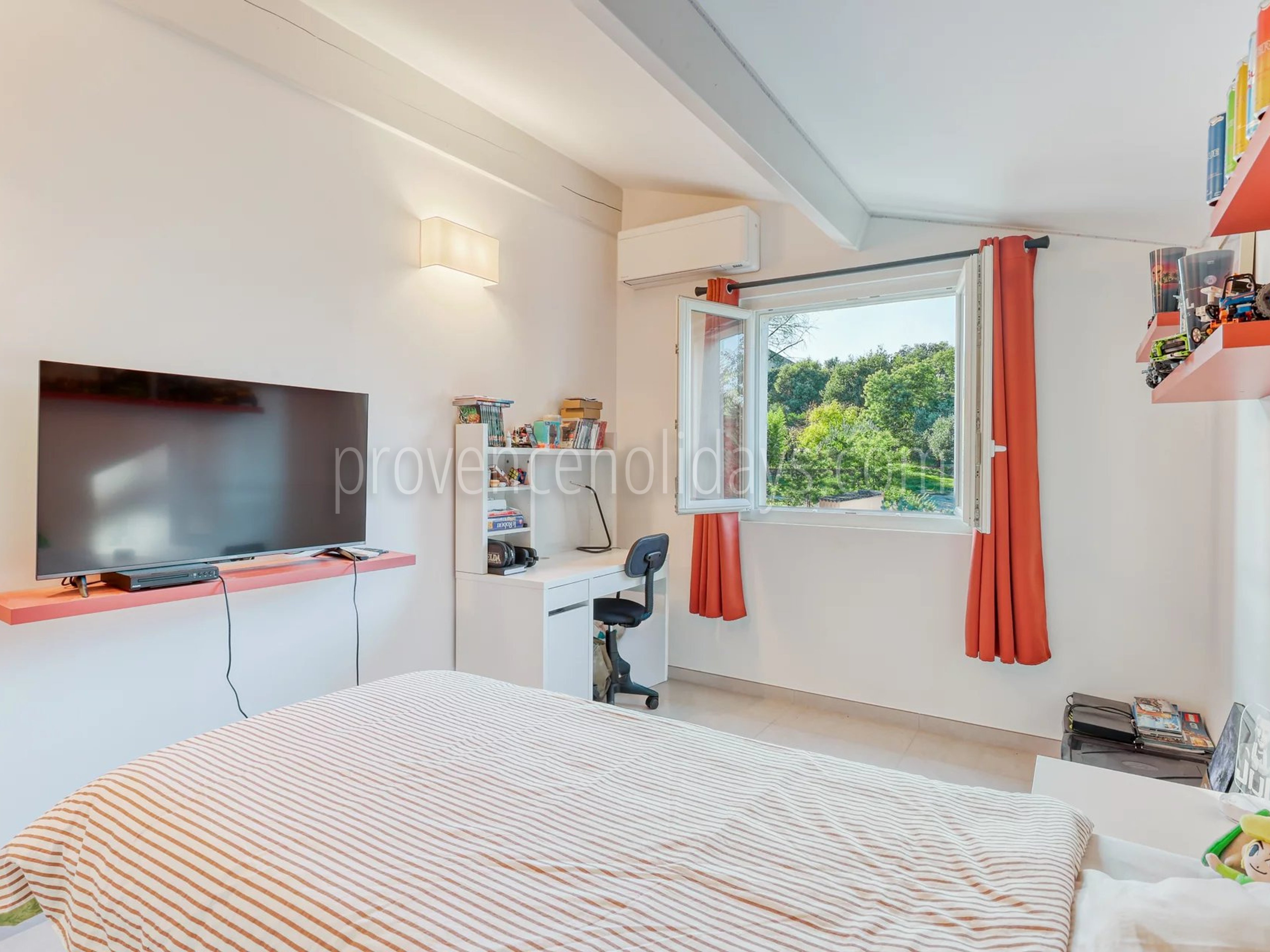 74 - Villa avec maison d’invités à Grimaud: Villa: Bedroom