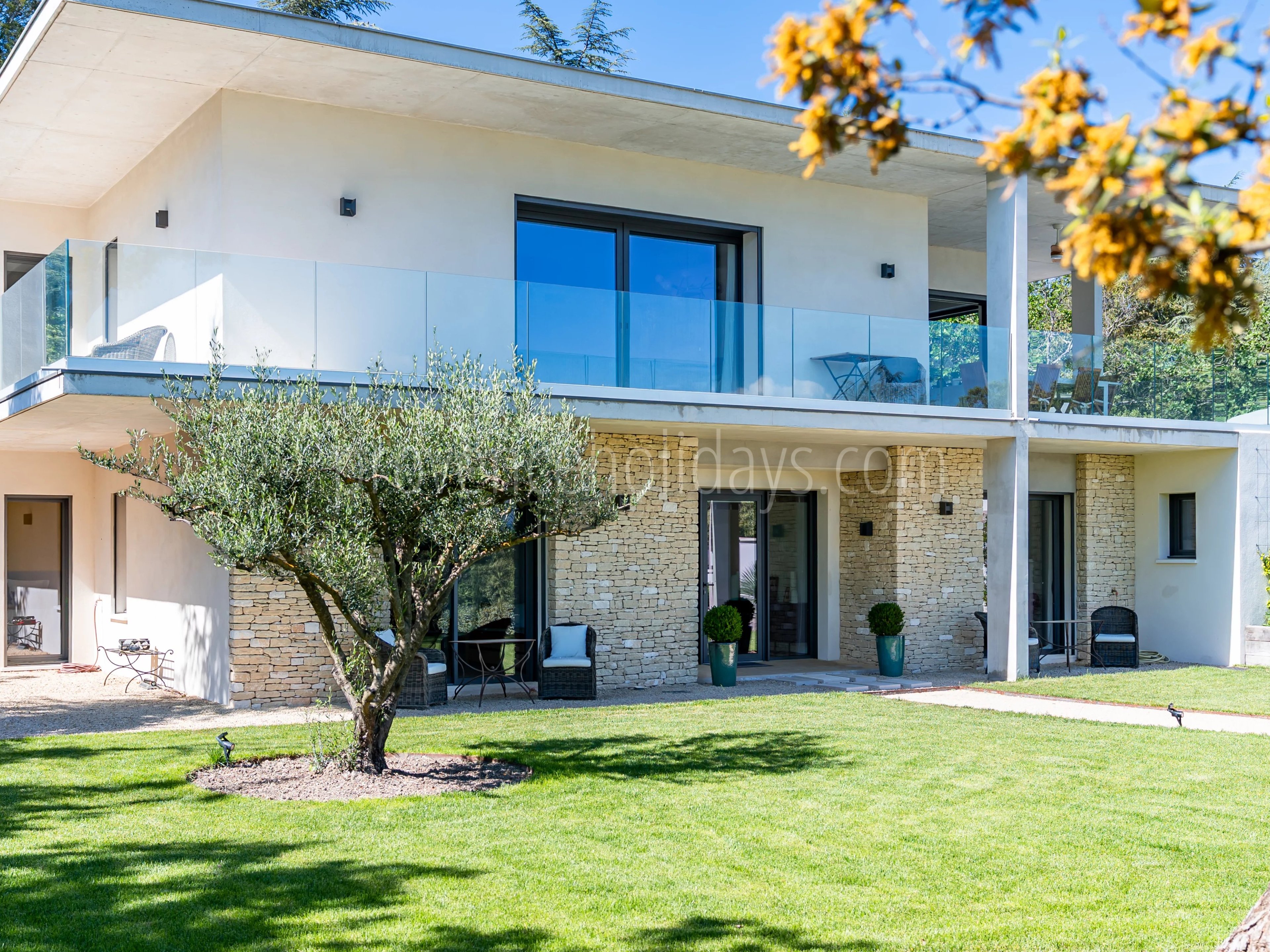 9 - Villa with pool in Gordes: Villa: Exterior