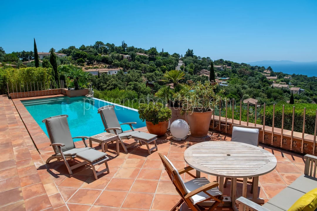 8 - Zeitgenössische Villa in Rayol-Canadel-sur-Mer: Villa: Pool