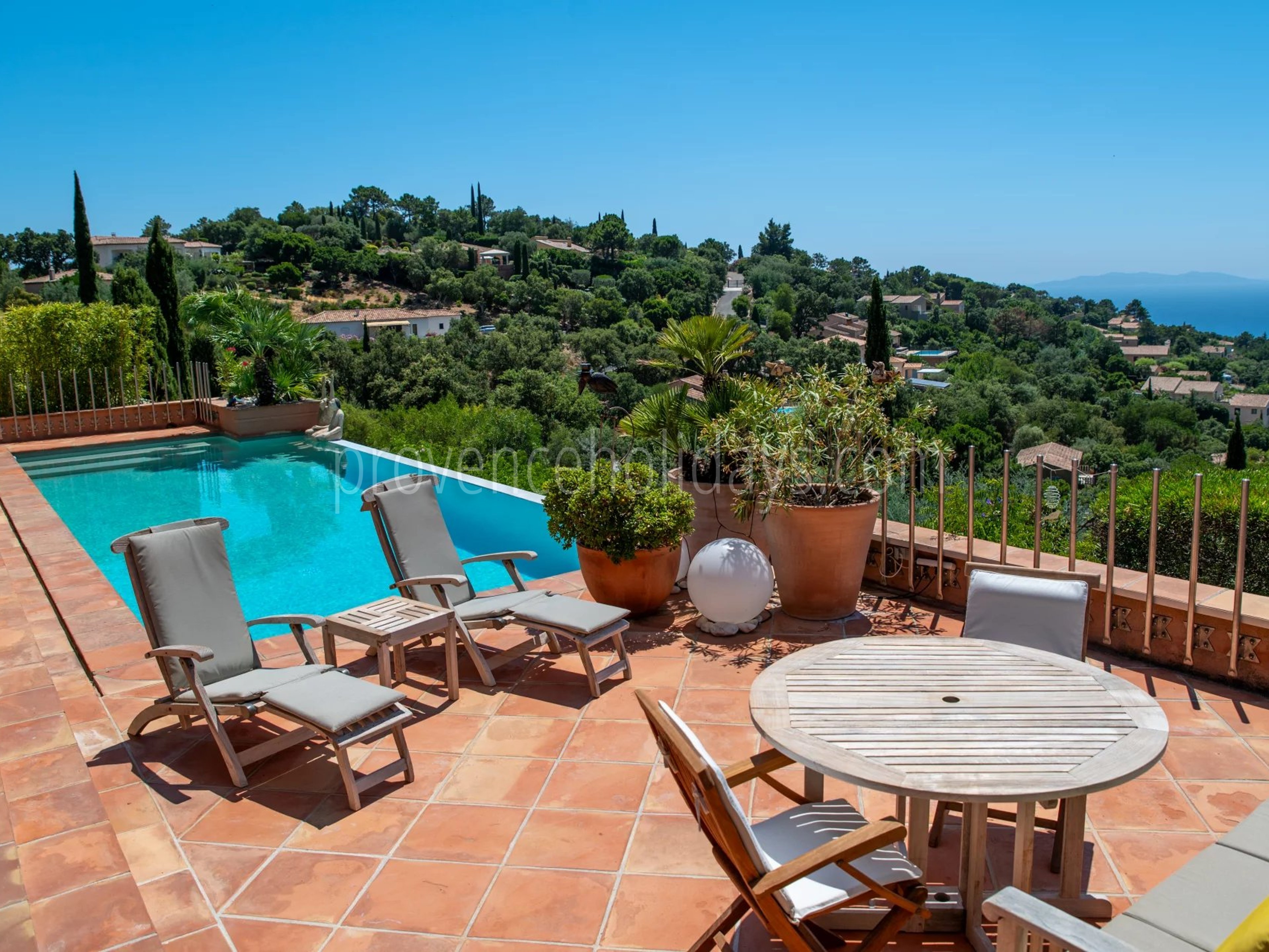 8 - Zeitgenössische Villa in Rayol-Canadel-sur-Mer: Villa: Pool