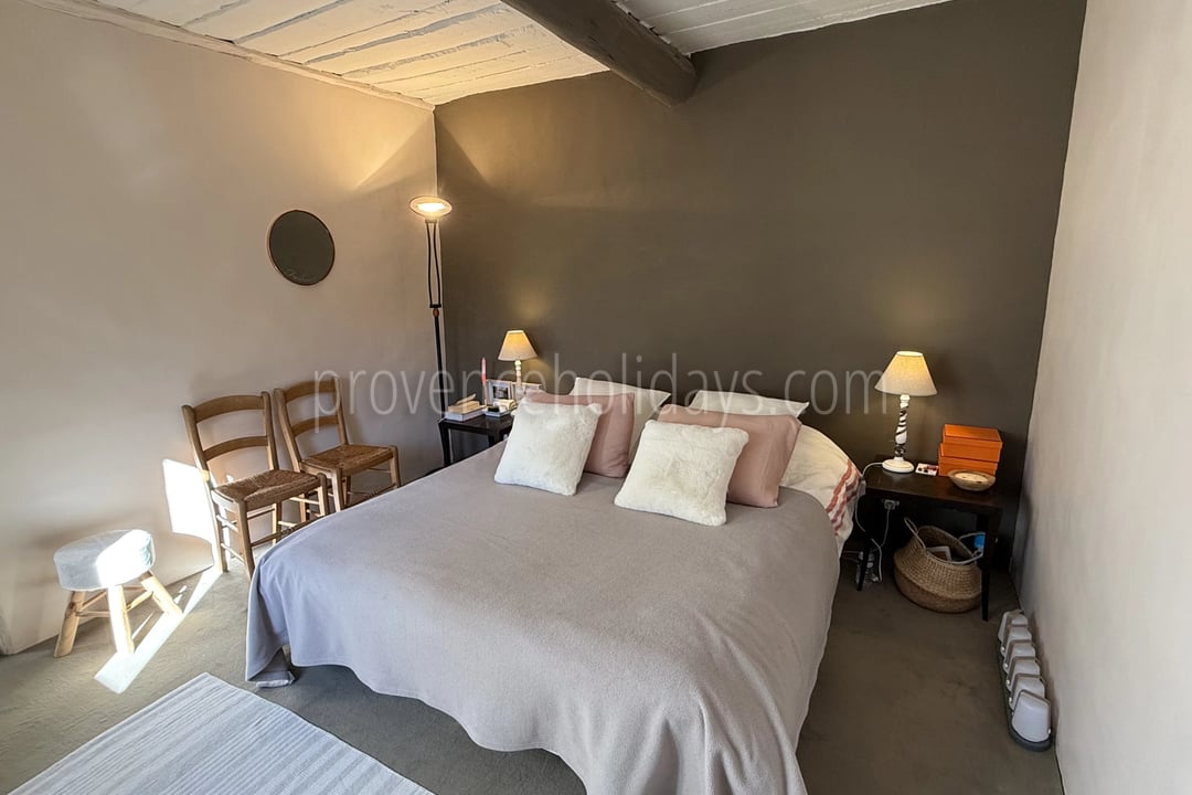 5 - Property with gîtes in Gordes: Villa: Bedroom