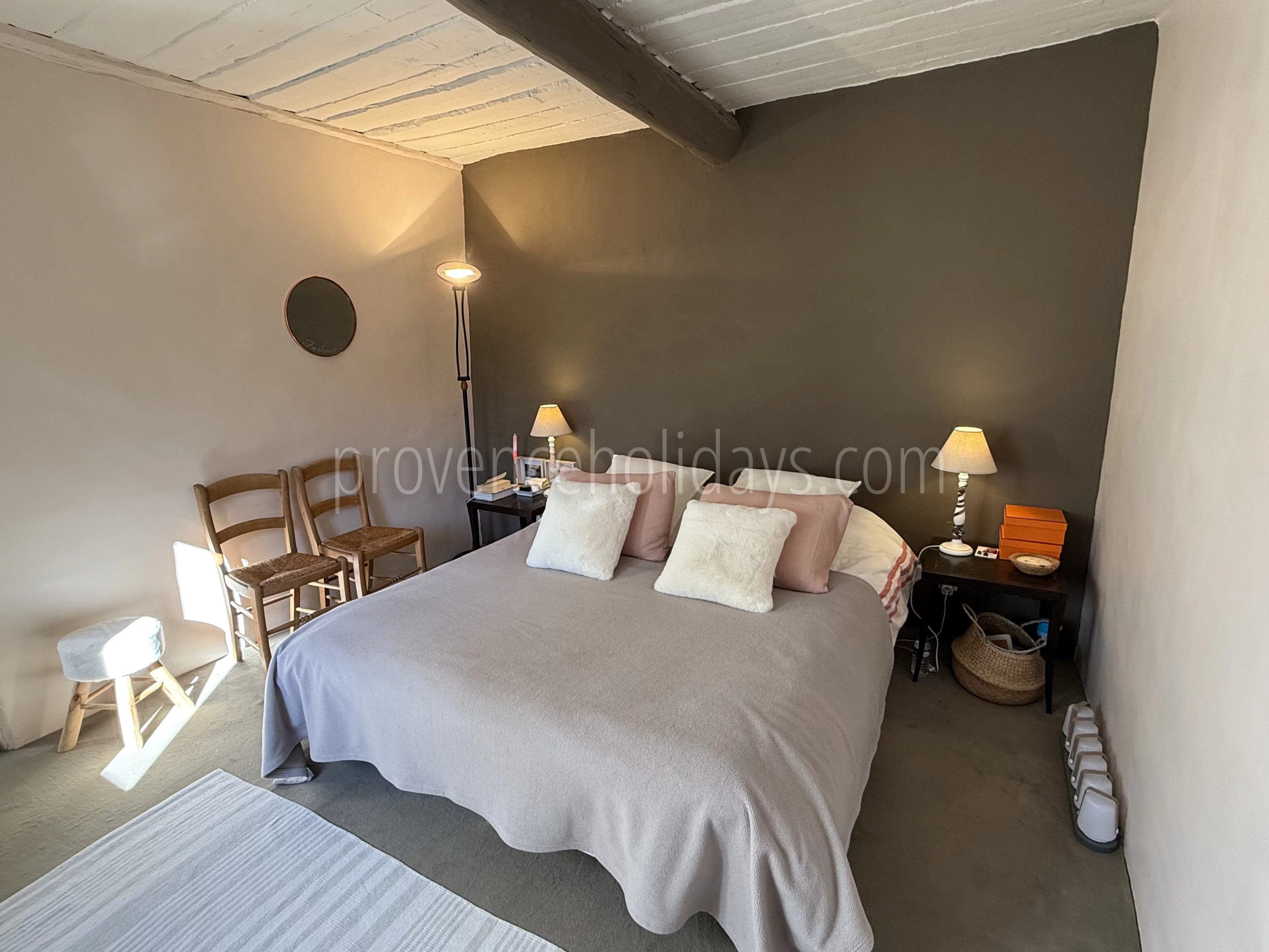 5 - Property with gîtes in Gordes: Villa: Bedroom