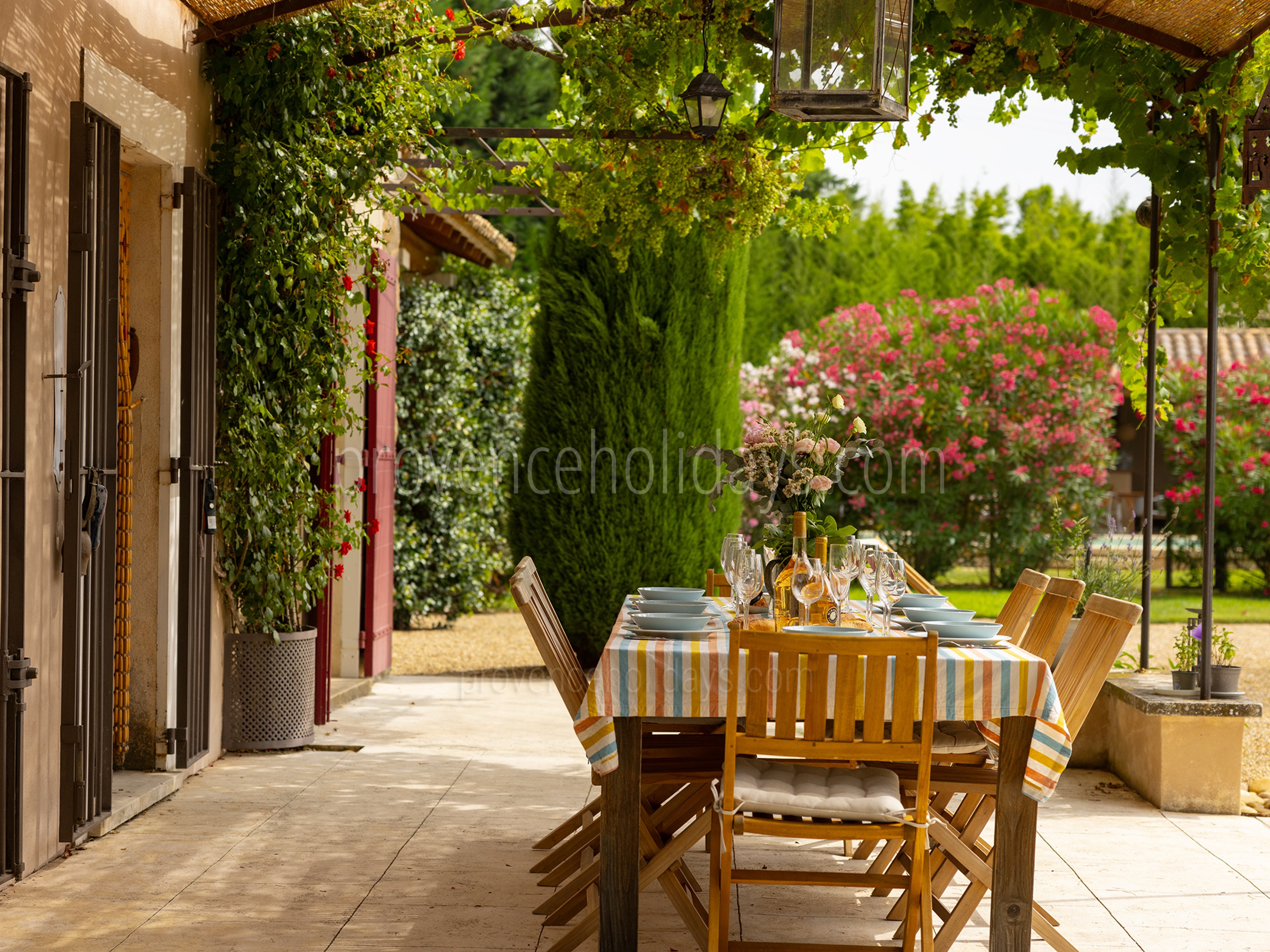 33 - Le Mas d\'Orgon: Villa: Exterior