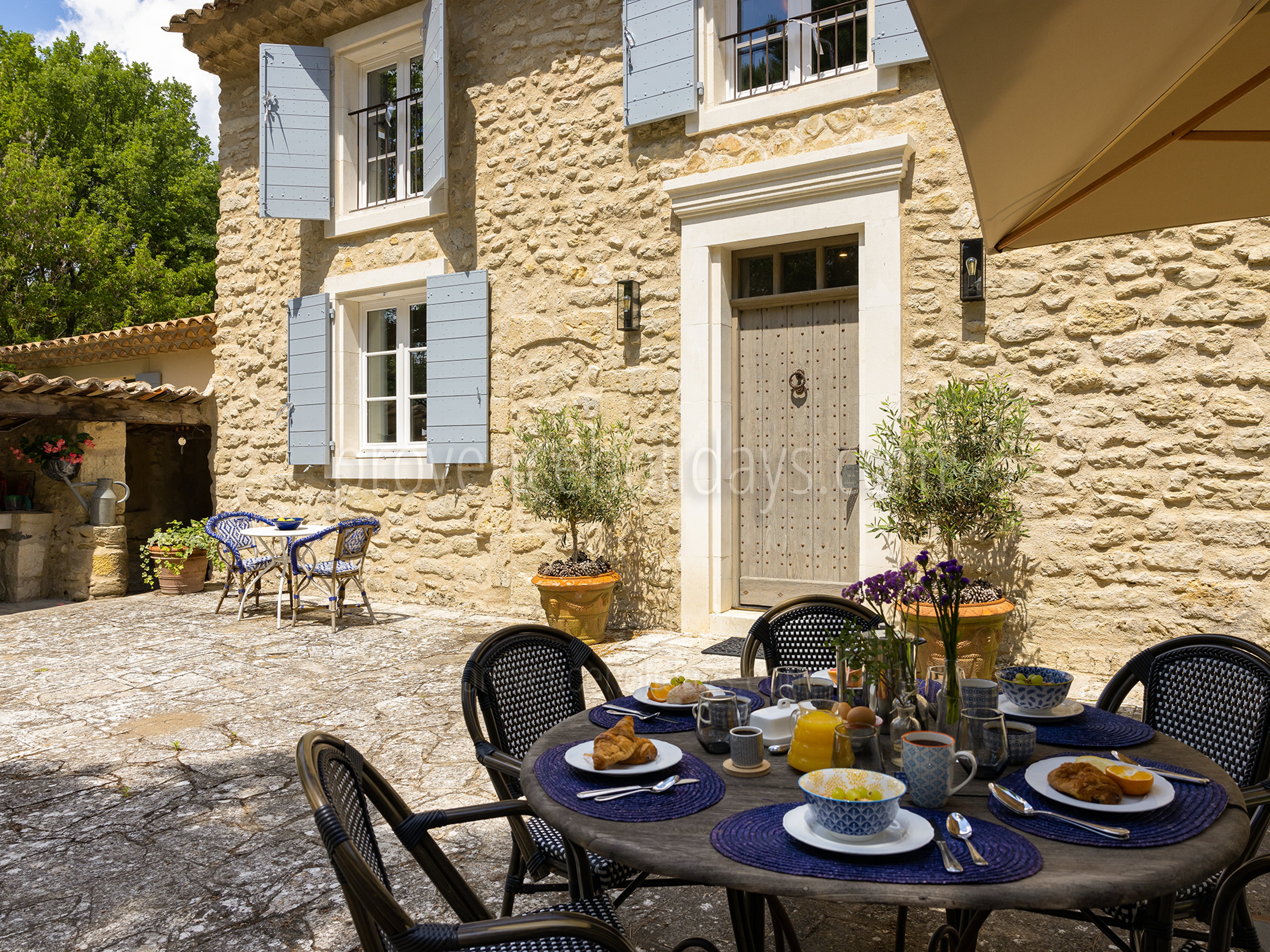 1 - Le Mas d\'Ansouis: Villa: Exterior