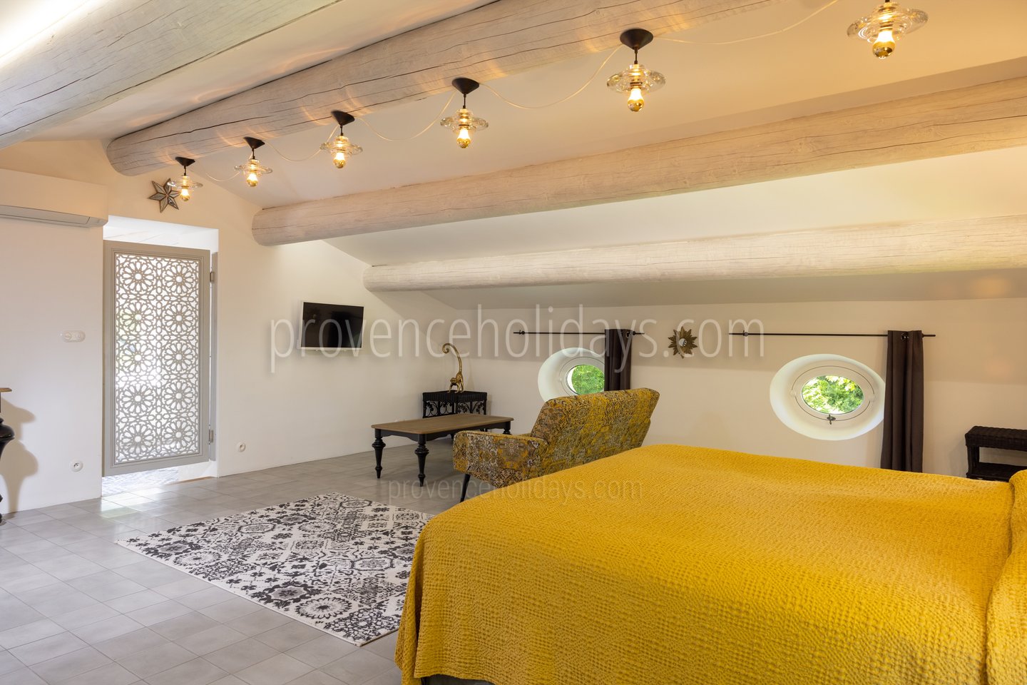 55 - Bastide de Goult: Villa: Bedroom - Birds of Paradise