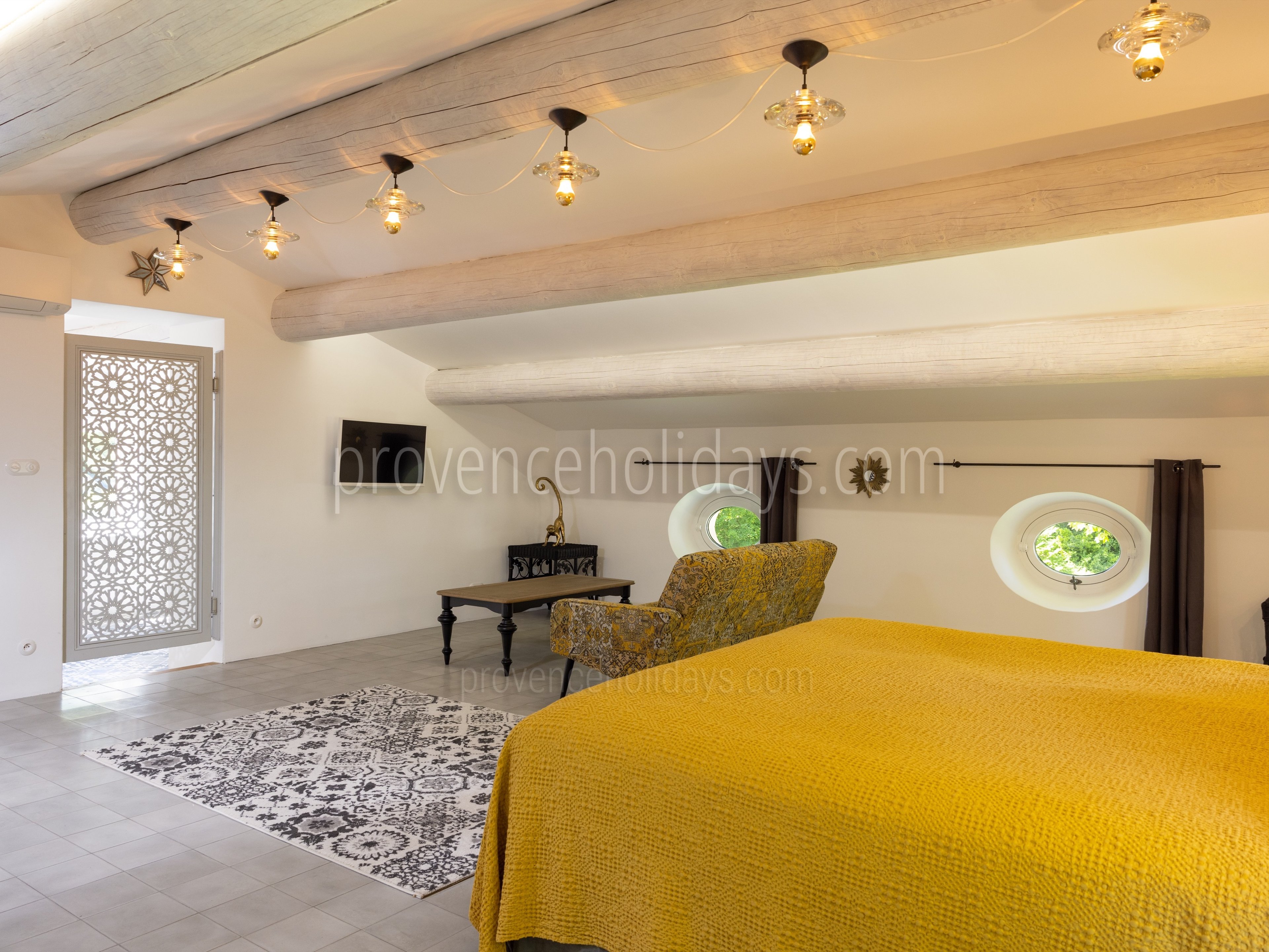 55 - Bastide de Goult: Villa: Bedroom - Birds of Paradise