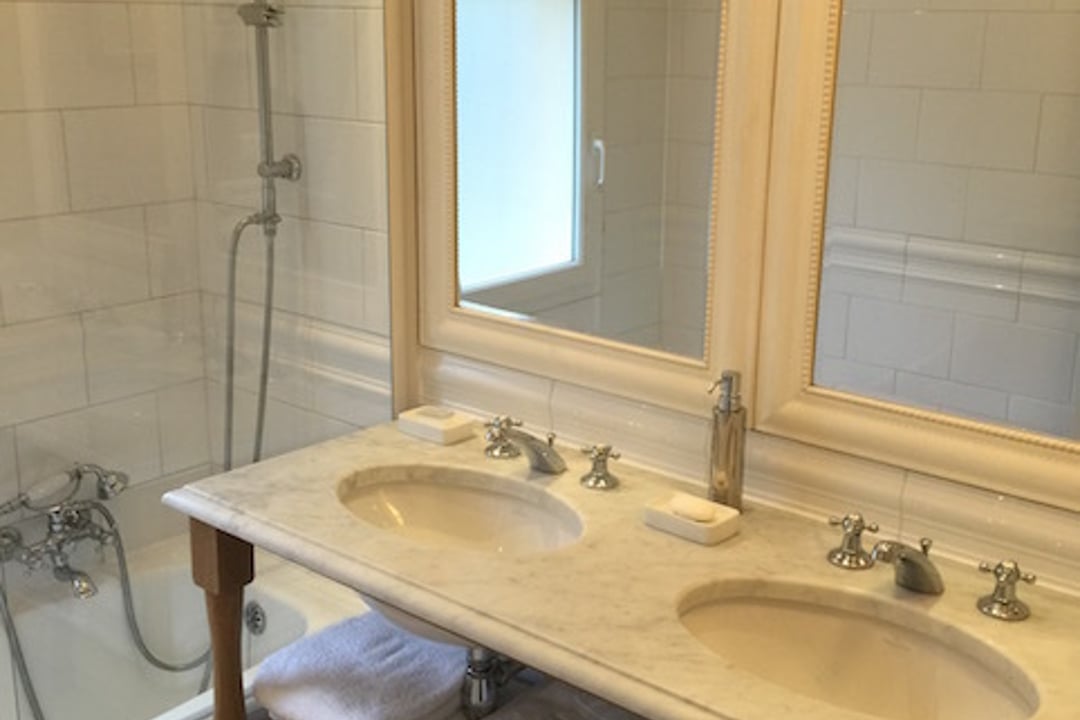 48 - Villa des Pins: Villa: Bathroom