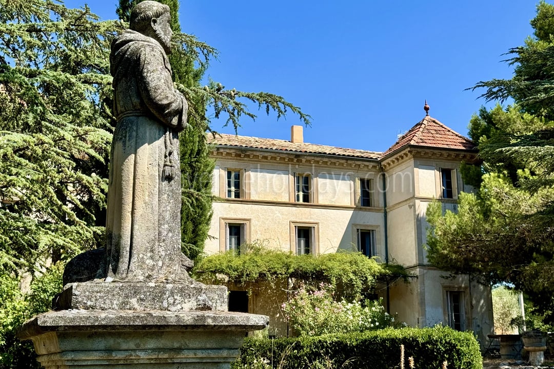 18th-century château overlooking the Luberon in Gordes